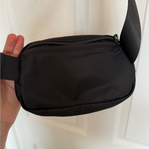 lululemon black belt bag - Picture 3 of 4